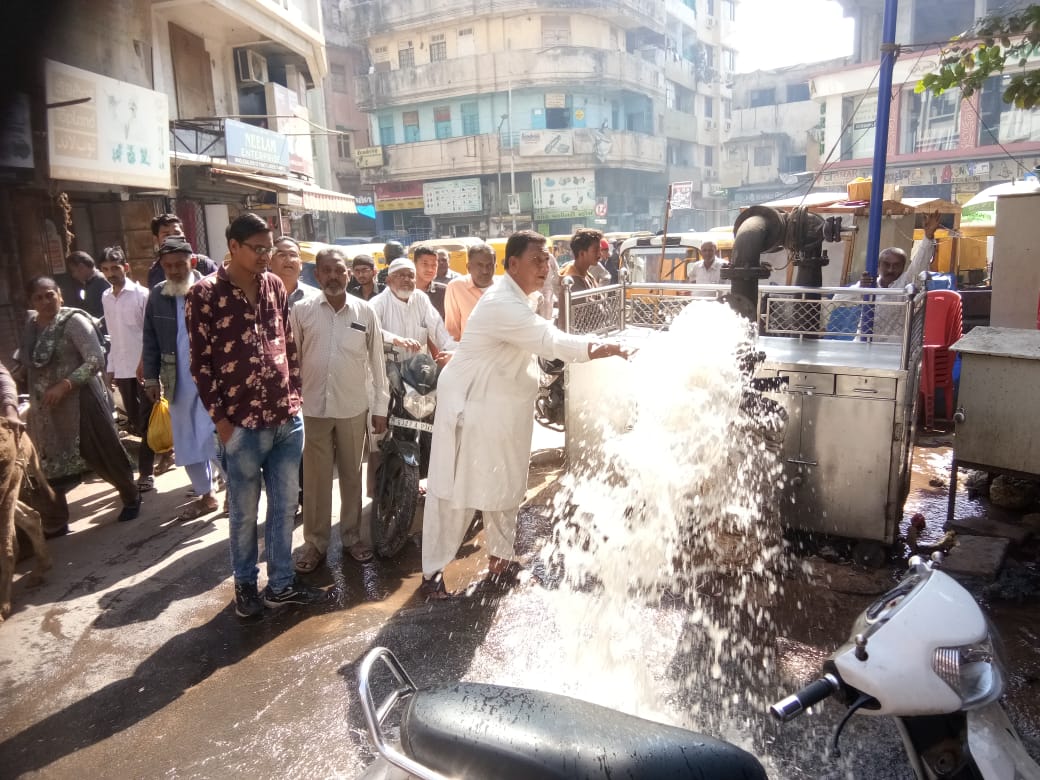 કાલુપુર કડીયાકુઈ ચાર રસ્તા પાસે ધારાસભ્ય ગ્યાસુદીન શેખ ની ભલામણથી 17.50 લાખનું પાણીની સમસ્યાના નિકાલ માટે મંજૂર કરાવેલ બોરવેલનુ અંતિમ તબક્કાનાં વોશઆઉટના કામનુ ઉદધાટન કરતા હુશેનભાઈ શેખ.