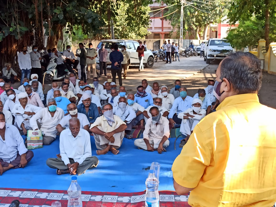 જોડિયા ધ્રોલ ટંકારા પડધરી તાલુકાનાં ગામ માં ધારાસભ્ય કિશોરભાઈ ચૌહાણ દ્વારા અન્નદાતા ખેડૂતો માટે ઐતિહાસિક કૃષિ બિલ અંગે ખાટલા બેઠક યોજાઇ