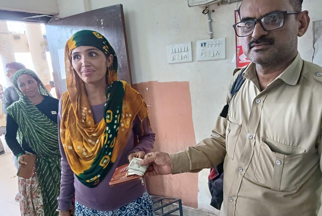 *રાધનપુર ડેપોના કંડક્ટરની પ્રમાણિકતા, બસમાં મળેલ પર્સમાં રૂ.10105 મૂળ મુસાફર ને પરત કર્યા…*