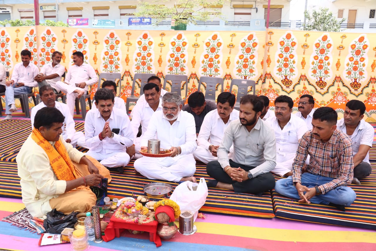 *રૂ.૩૬ કરોડના ખર્ચે ભાણવડ ત્રણ પાટિયાથી લાલપુર સુધીના રસ્તાના રી-સર્ફેસિંગ કામનું ખાતમુહૂર્ત કરતા મંત્રી મુળુંભાઈ બેરા*