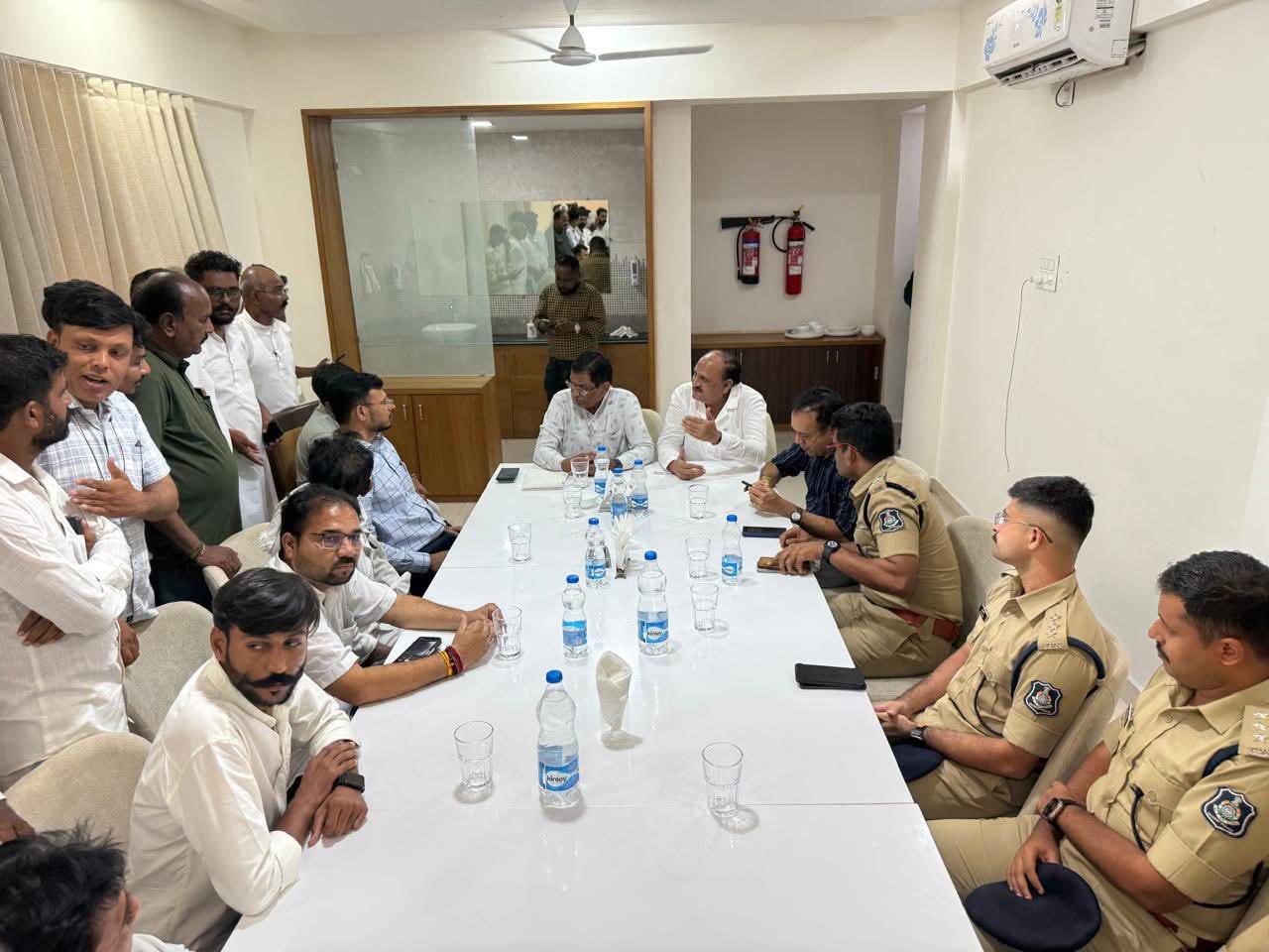 *દલિત યુવાનના મૃત્યુ સંદર્ભે જિલ્લાના ઉચ્ચ અધિકારીઓ સાથે બેઠક યોજીને કડક કાર્યવાહીના આદેશ આપતા પૂર્વ સાંસદ ડૉ. કિરીટભાઈ સોલંકી*