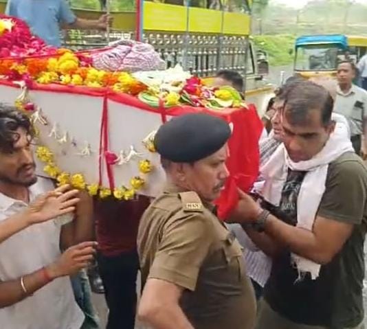 *અમદાવાદ વિમાન દુર્ઘટનામાં GISFS ના ઘાયલ ગાર્ડનું સારવાર દરમ્યાન અવસાન થતાં નીકળી અંતિમયાત્રા*