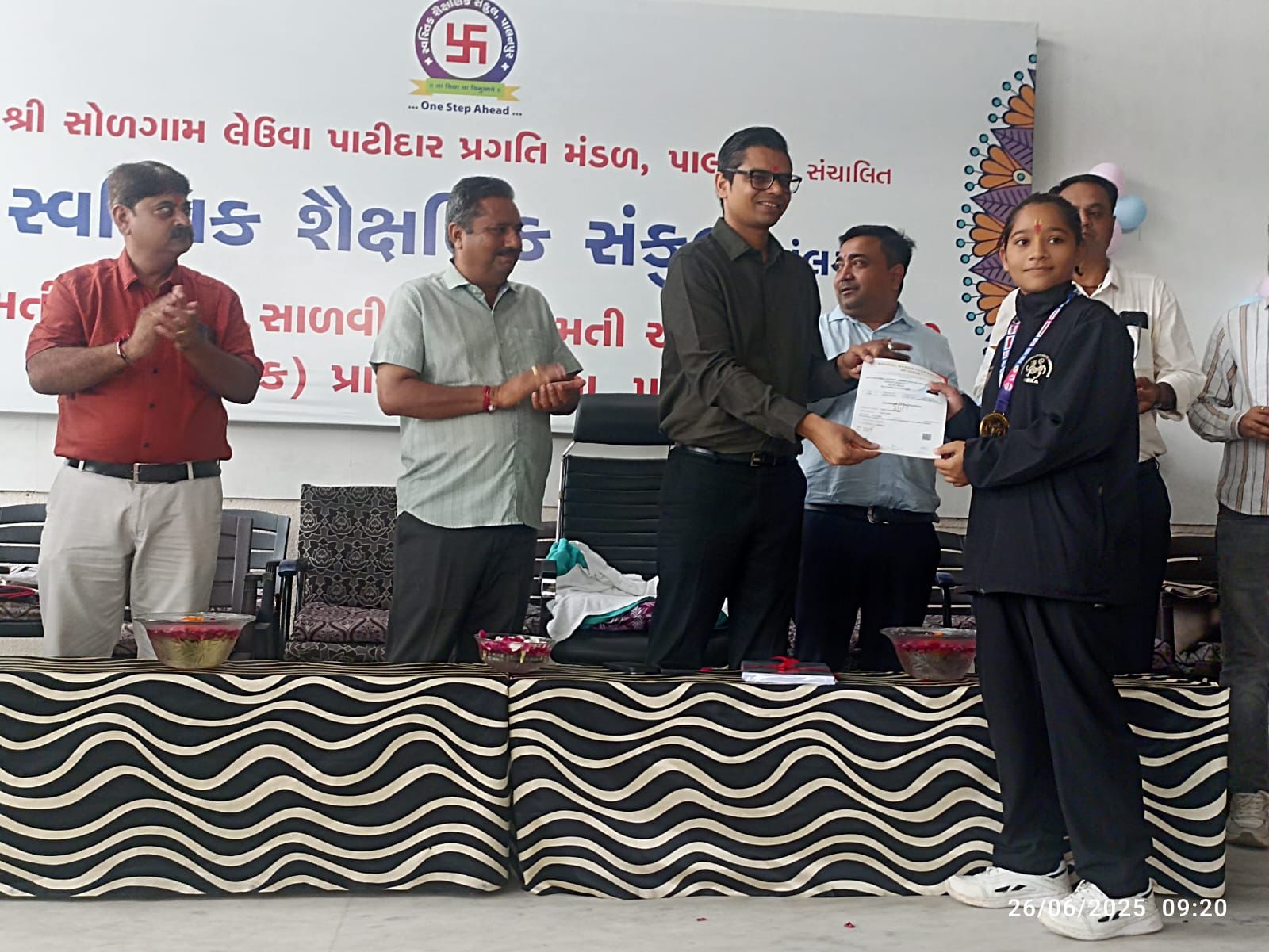 *જિલ્લા કલેકટરના હસ્તે પાલનપુર ખાતેથી બાળકોને શાળામાં પ્રવેશ કરાવ્યો*