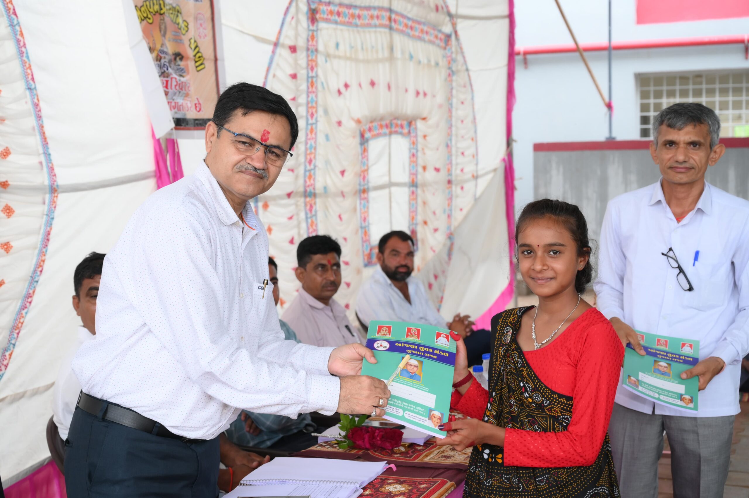 *માહિતી નિયામકના હસ્તે નવા વિદ્યાર્થીઓને શાળામાં પ્રવેશ, તેજસ્વી વિદ્યાર્થીઓનું કરાયું સન્માન*