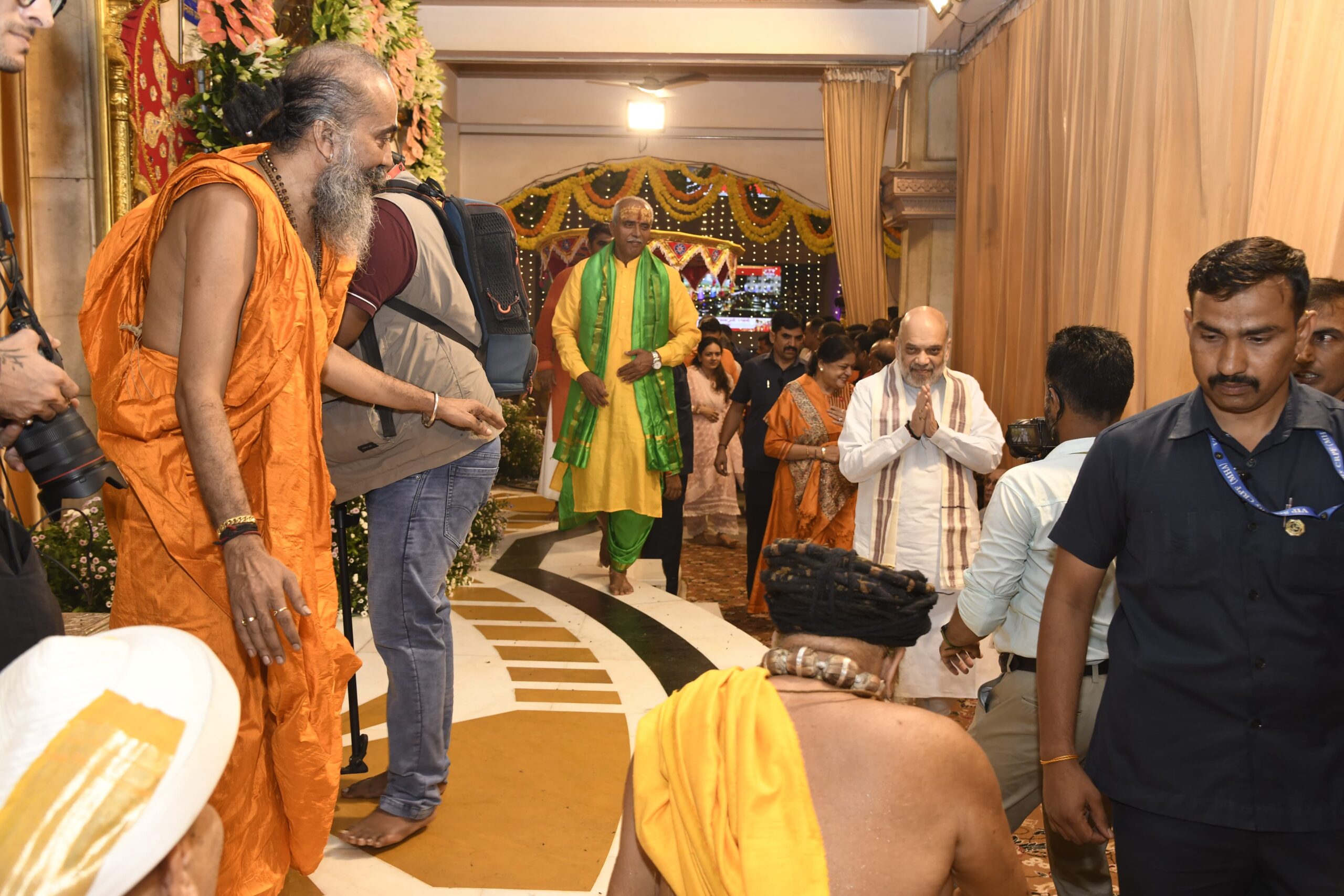 *કેન્દ્રીય ગૃહમંત્રીએ અમદાવાદના શ્રી જગન્નાથ મંદિર ખાતે મંગળા આરતી કરી ભક્તિભાવપૂર્વક દર્શન કર્યાં*