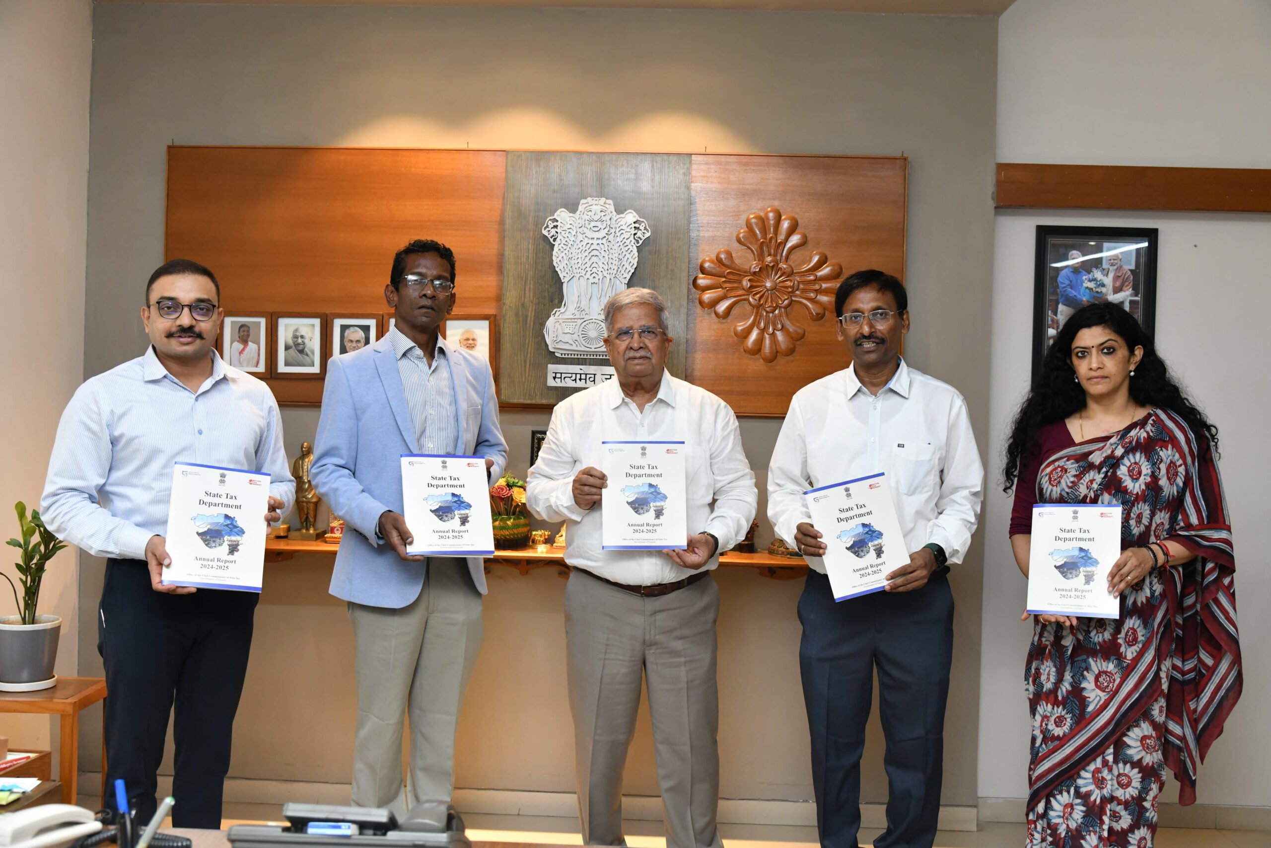 *નાણા મંત્રી કનુભાઈ દેસાઈના હસ્તે રાજ્ય કર વિભાગના નવા લોગોનું અનાવરણ કરાયું*