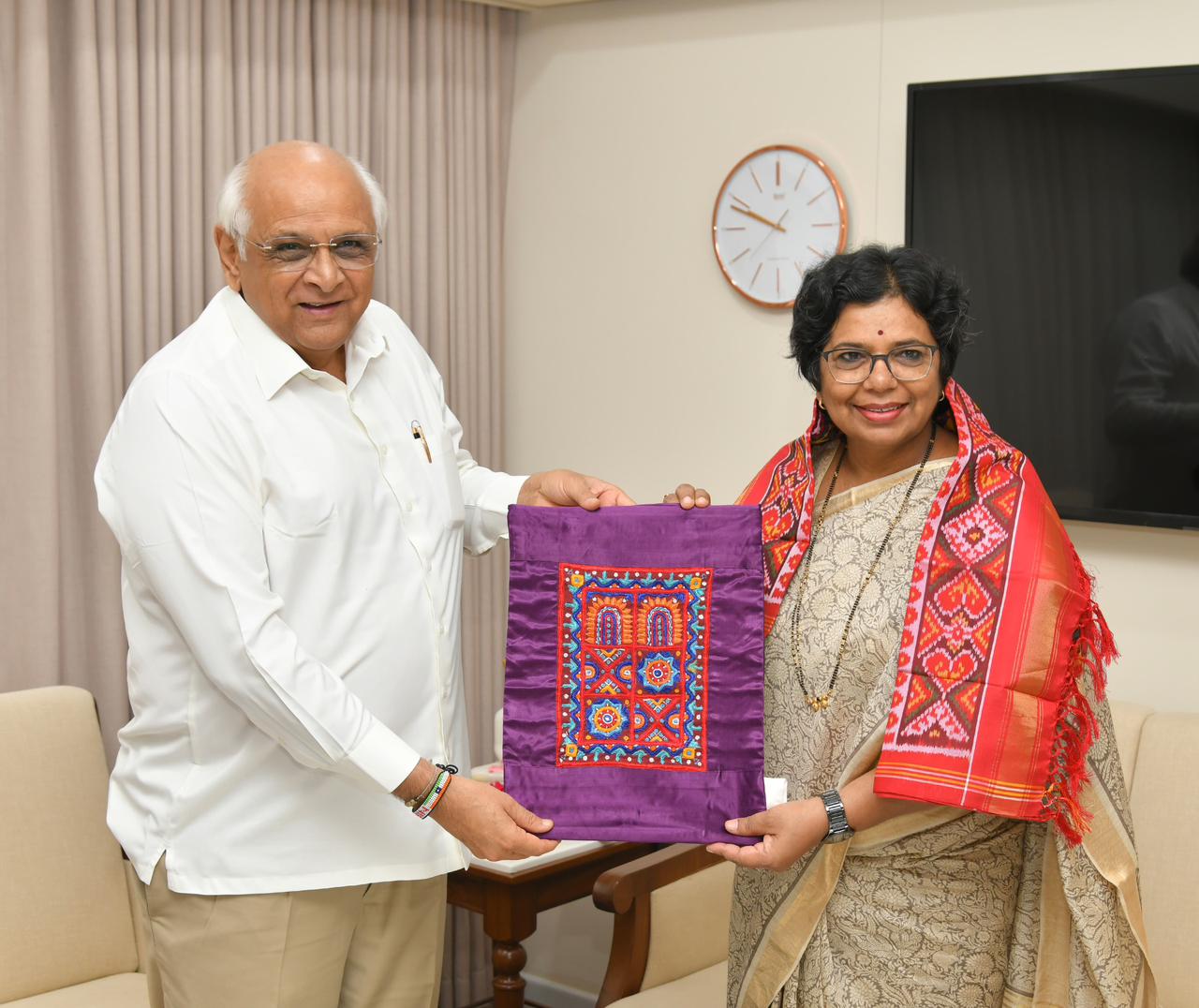 *ગાંધીનગર ખાતે રાજ્યના મુખ્યમંત્રી સાથે મુલાકાત કરતા રાષ્ટ્રીય મહિલા આયોગના અધ્યક્ષ*