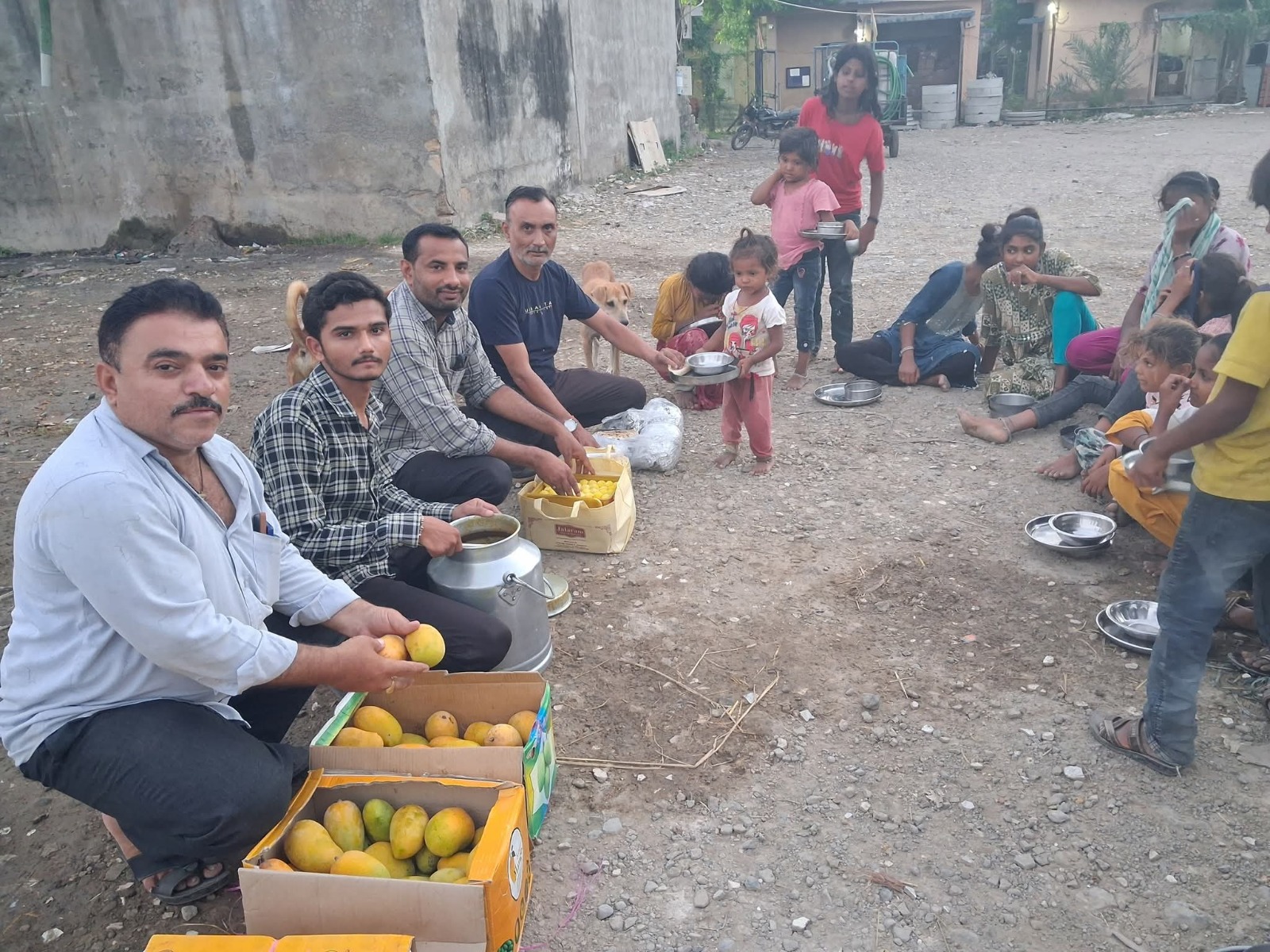 *શિક્ષણ સાથે ભૂખ્યાને ભોજન પિરસતા પ્રાથમિક શાળાના આચાર્ય સમીરભાઈ દતાણી*