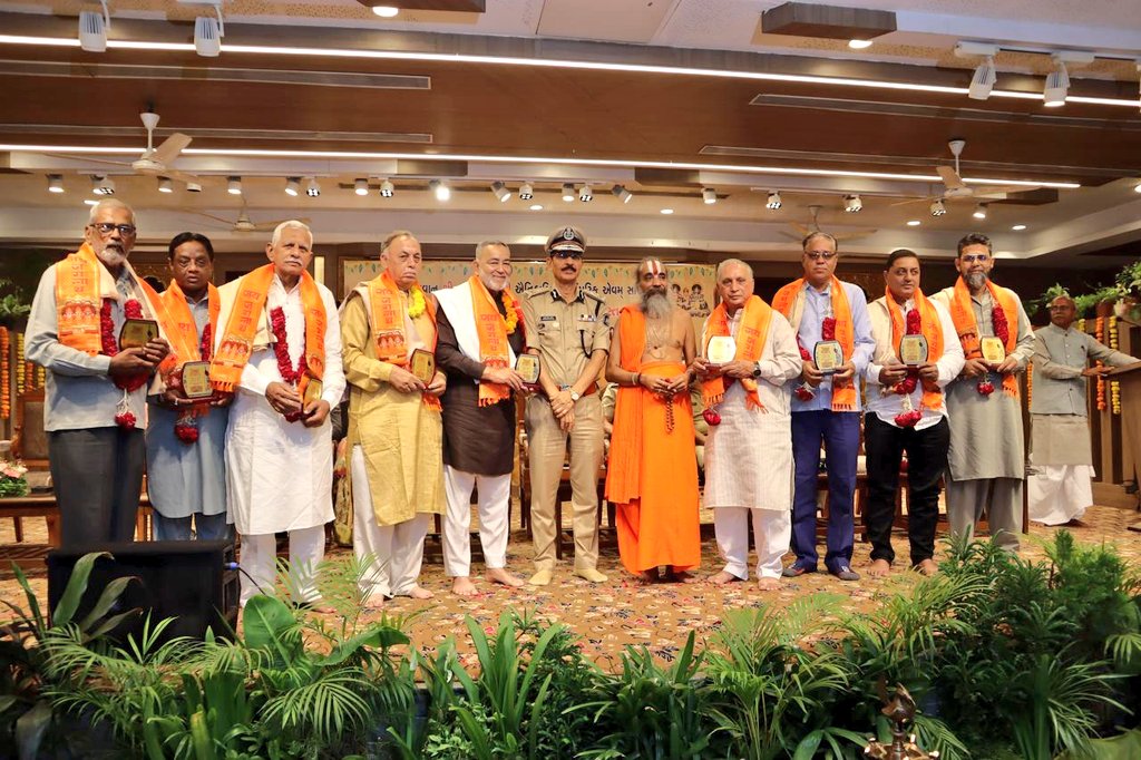 *શ્રી જગન્નાથ મંદિર ટ્રસ્ટ દ્વારા શહેર પોલીસ કમિશ્નર તથા તમામ ઉચ્ચ પોલીસ અધિકારીઓને સન્માનિત કરવામાં આવ્યા*