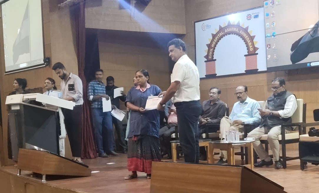 *વિમાન ક્રેશ દુર્ઘટનામાં સરાહનીય કામગીરી કરનાર કર્મચારીઓનું સિવિલ હોસ્પિટલ દ્વારા સન્માન કરાયું*