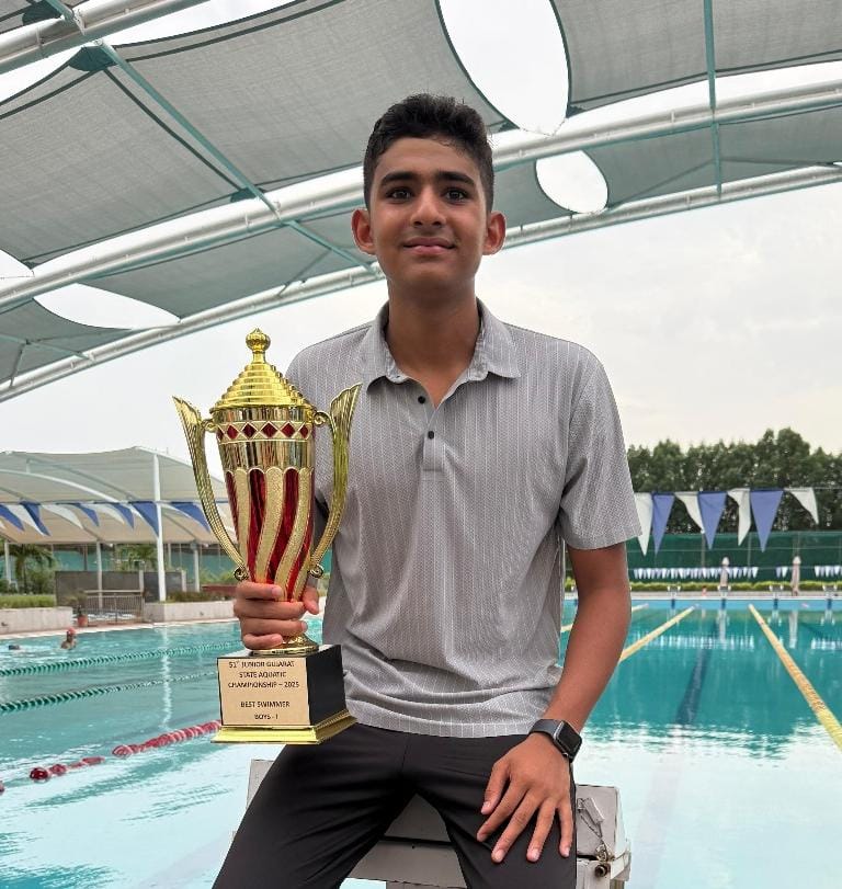 *જુનિયર સ્ટેટ એક્વેટિક ચૅમ્પિયનશિપ 2025 માં શ્રેષ્ઠ સ્વિમરનો પુરસ્કાર મેળવતો જહાંન પટેલ*
