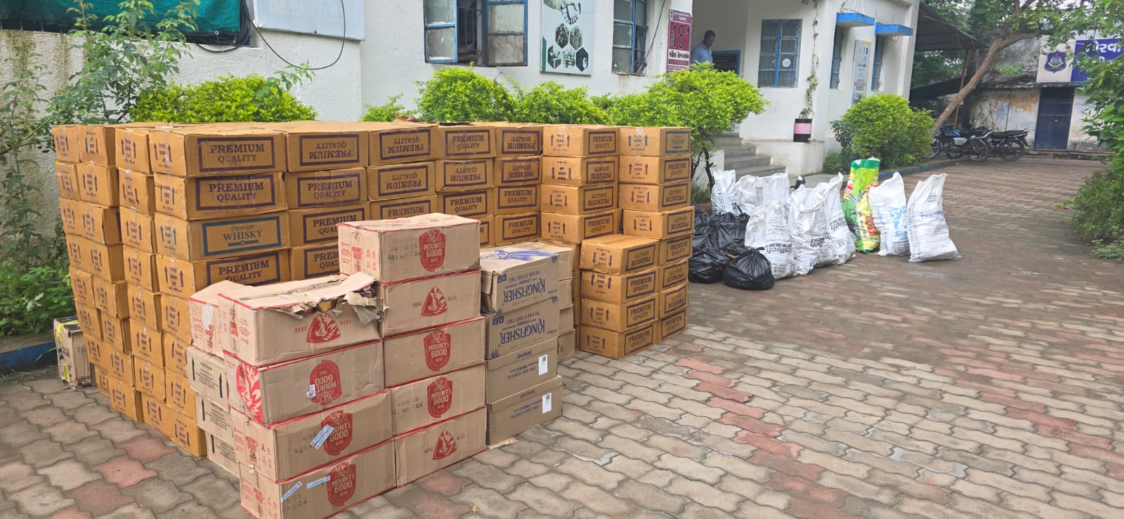 *પંચમહાલ LCBએ વીરણીયા ગામમાંથી ₹36.24 લાખનો વિદેશી દારૂ ઝડપ્યો*