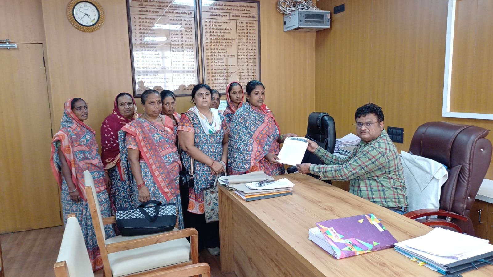 *લીમડી ઘટક આંગણવાડી કાર્યકરોએ સેવા સદન કચેરીએ લેખિતમાં કરી રજુઆત*