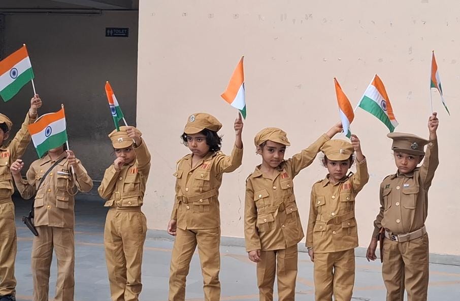 અમદાવાદ શહેરમાં વકરતી જતી ટ્રાફિક સમસ્યાને દુર કરવા ટ્રાફિક પોલીસે વાહન ચાલકો સામે સખ્તાઈથી કાર્યવાહી શરુ કરી છે, બીજી તરફ શાળાઓમાં ભણતા બાળકોને ટ્રાફિકના નિયમોના પાલન વિષે જાગ્રુત કરવા એક નઈ સોચ પ્રોજેક્ટ શરુ કર્યો છે.