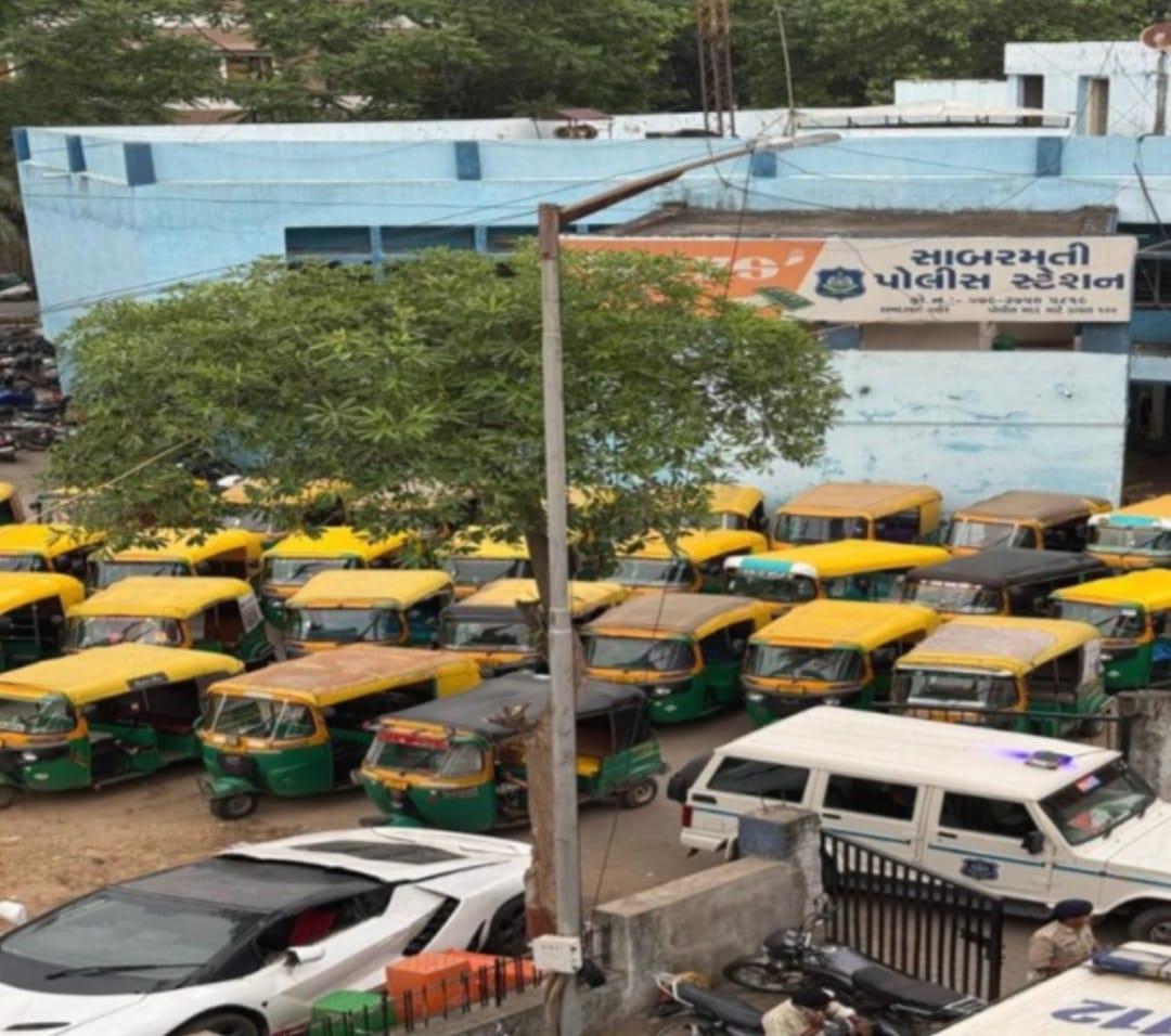 *અમદાવાદમાં નિયમ વિરુદ્ધ અને ગેરકાયદે ચાલતી 50થી વધુ રીક્ષાઓને ડિટેઈન કરતી સાબરમતી પોલીસ*