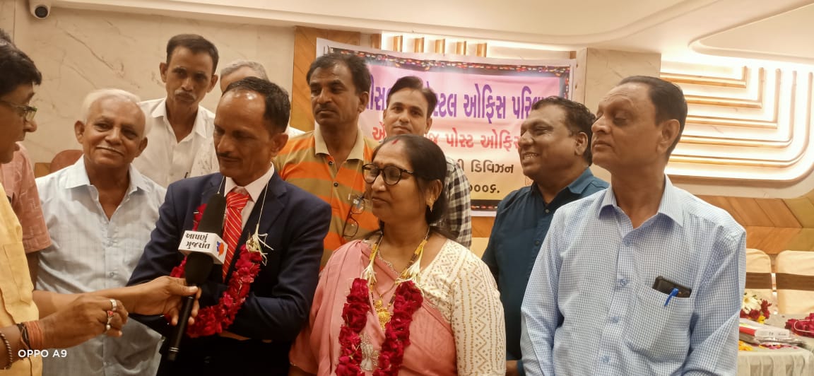 શ્રી પી.એસ. મોડિયા એમ.ટી.એસ એલિસબ્રિજ પી.ઓ. માંથી પોતાની ખાતાકીય વયમર્યાદાના આધારે ફરજ મુક્ત થયેલ ત્યારે વિદાય સન્માન પત્ર સાથે શુભેચ્છા