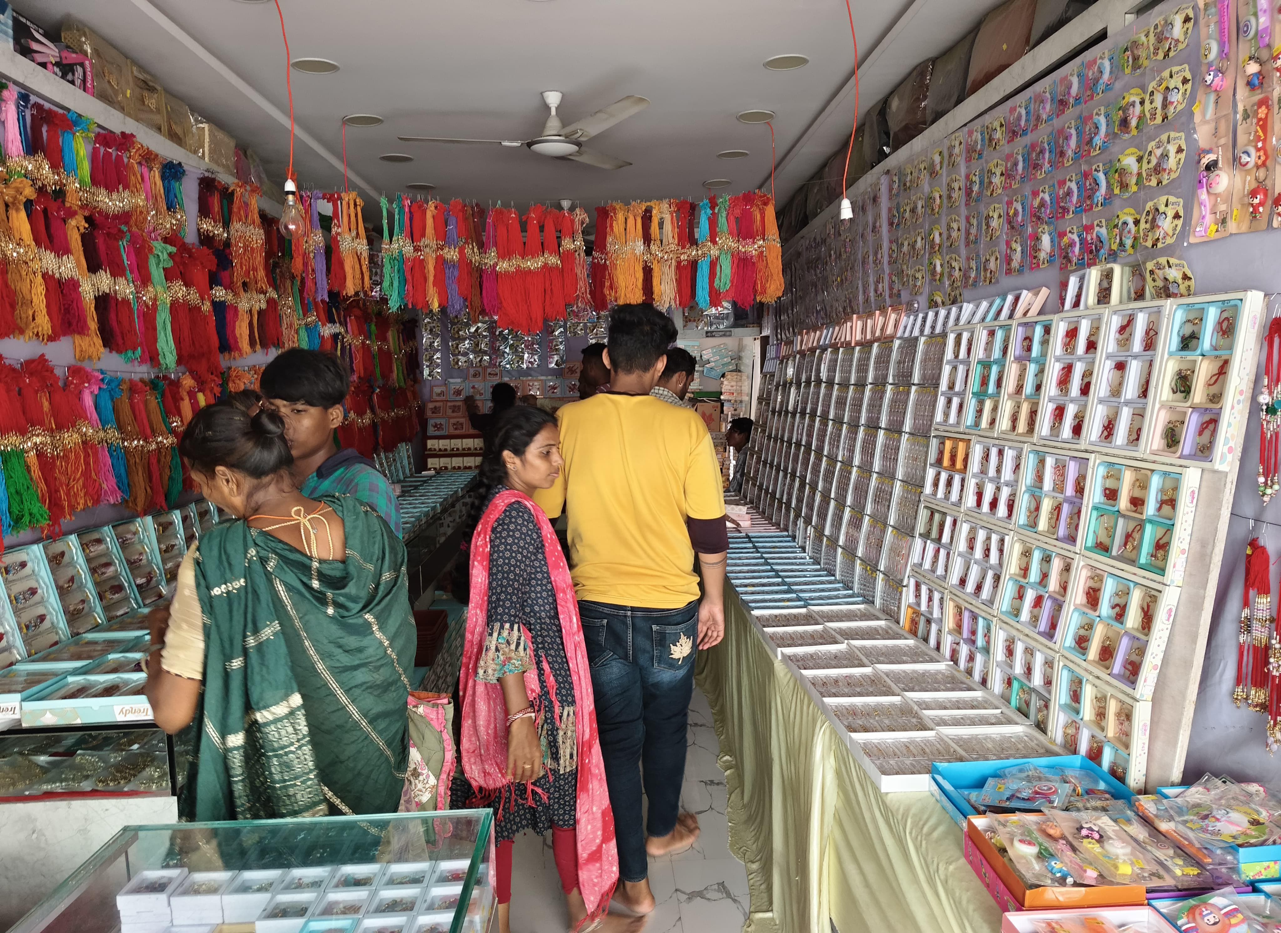 *ગોધરા શહેરમાં રક્ષાબંધનનો અનેરો ઉત્સાહ,બજારોમાં વિવિધ પ્રકારની આકર્ષક રાખડીઓ* 