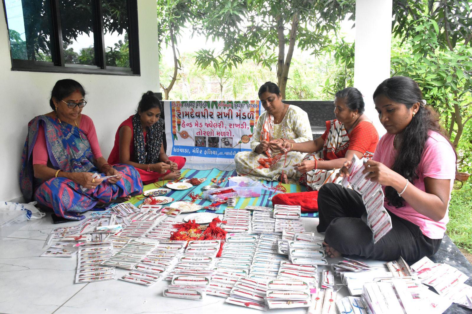 *ગુજરાતના ૧૫૦થી વધુ સ્વ-સહાય જૂથની ૧૫,૦૦૦થી વધુ બહેનોએ રાખડી બનાવીને આવકનો નવો સ્ત્રોત ઊભો કર્યો*