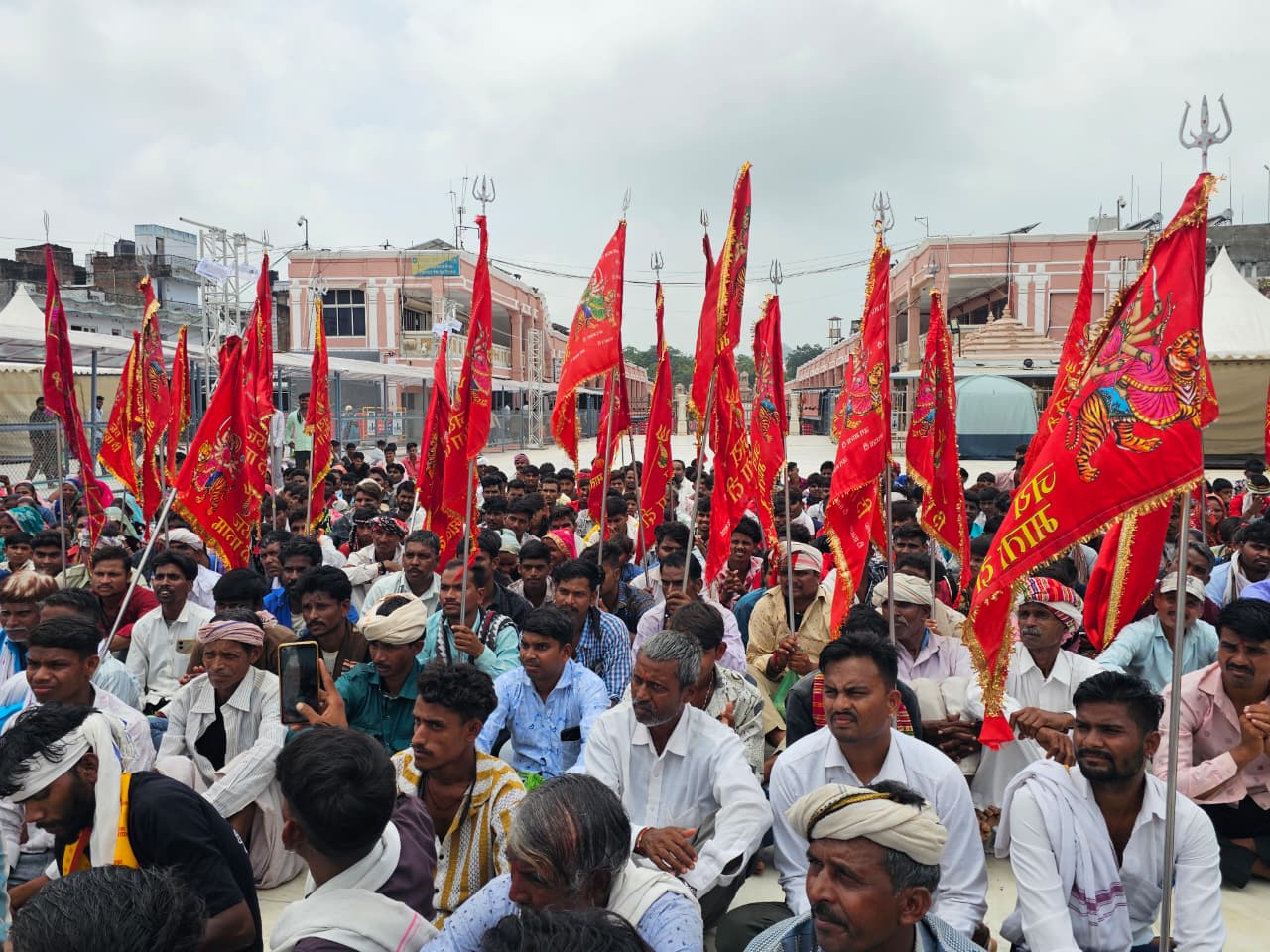 *અંબાજી ભાદરવી પૂનમ મહામેળા પૂર્વે ૫૧ ગામના ડુંગરી ગરાસિયા સમાજ દ્વારા ધ્વજારોહણ કરાયું*