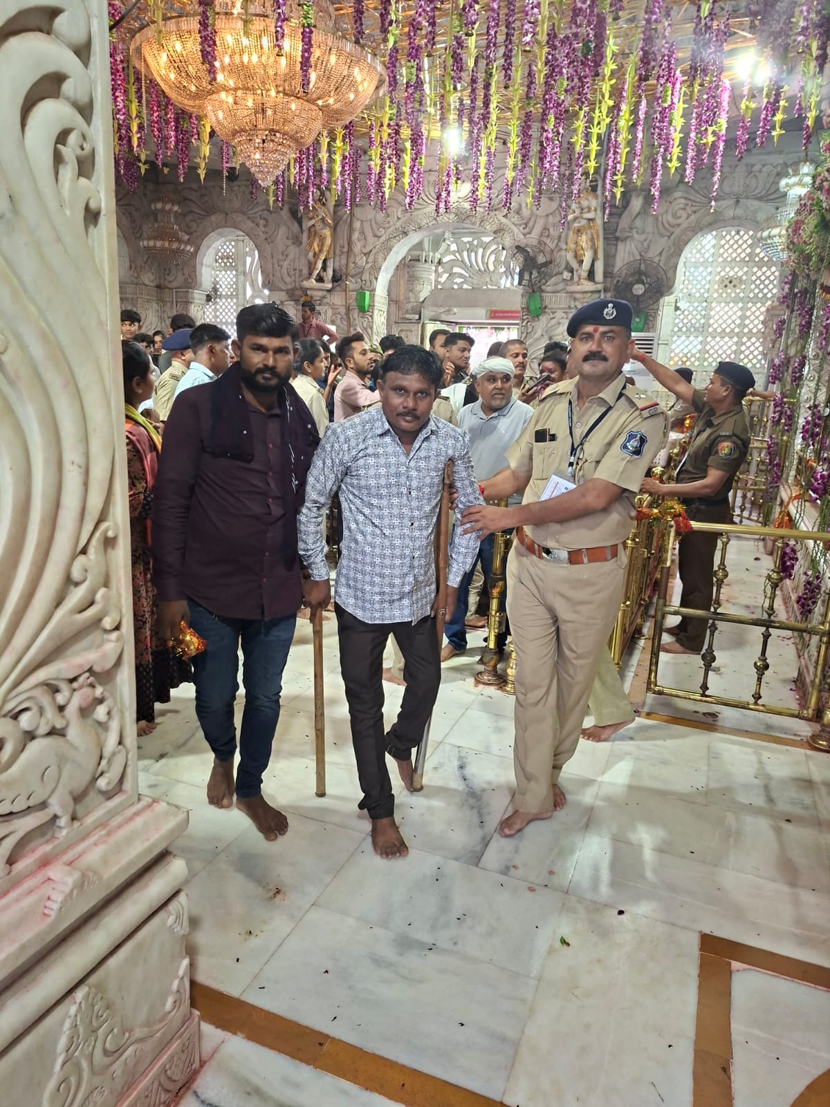 *મહા મેળામાં પોલીસ જવાનો – “Not Force but Facilitation” ના મંત્ર સાથે પદયાત્રીઓની સેવામાં જોડાયા*