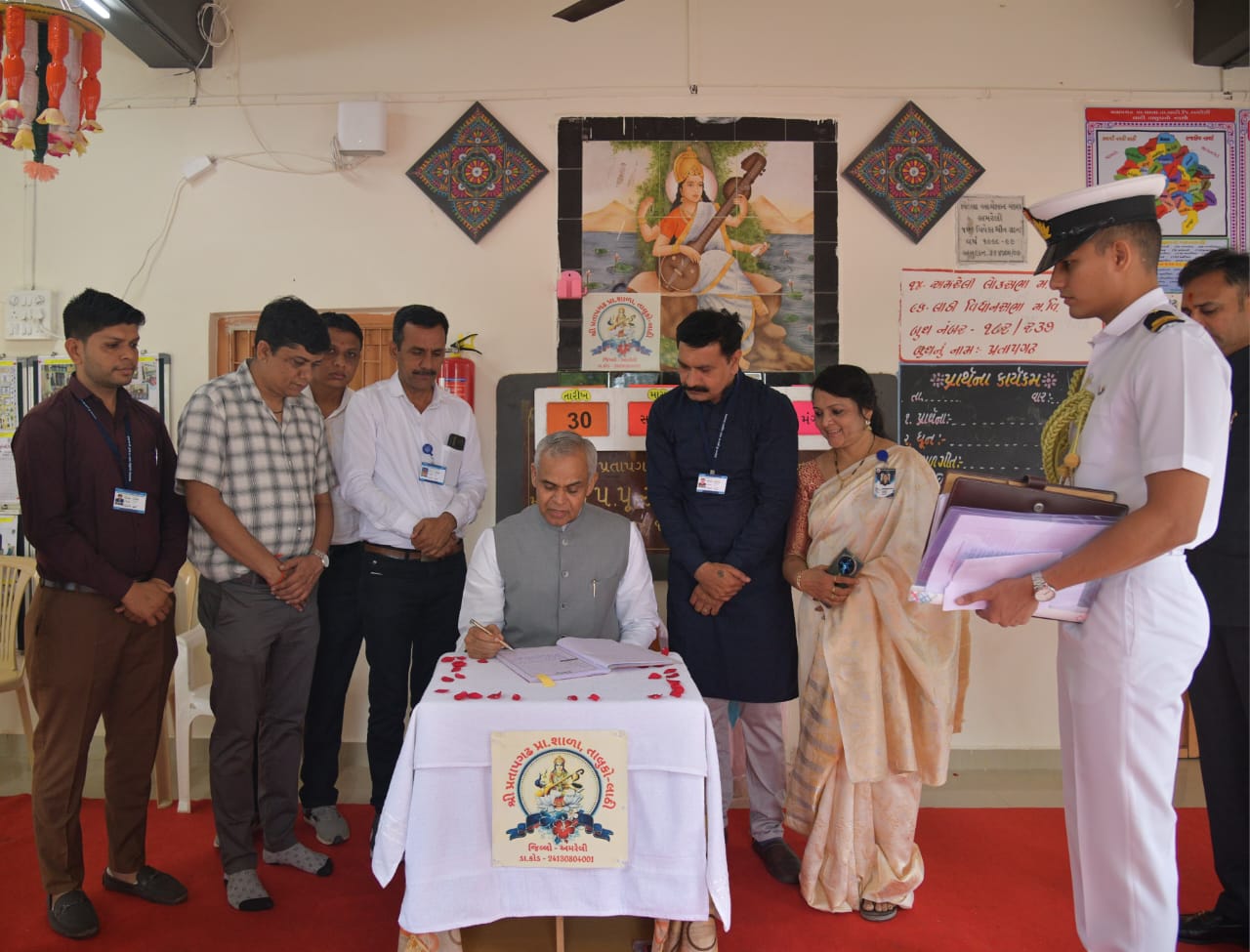 *પ્રાકૃતિક કૃષિ કરતાં ખેડૂતના ઘરે સ્વયં ગાય દોહતા રાજ્યપાલ આચાર્ય દેવવ્રત*