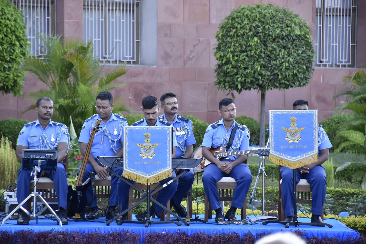 *મુખ્યમંત્રીની ઉપસ્થિતિમાં ગાંધીનગરના સાઉથ વેસ્ટર્ન એર કમાન્ડ ખાતે ભારતીય વાયુ સેનાની ૯૩મી વર્ષગાંઠની ગરિમામય ઉજવણી કરાઈ*