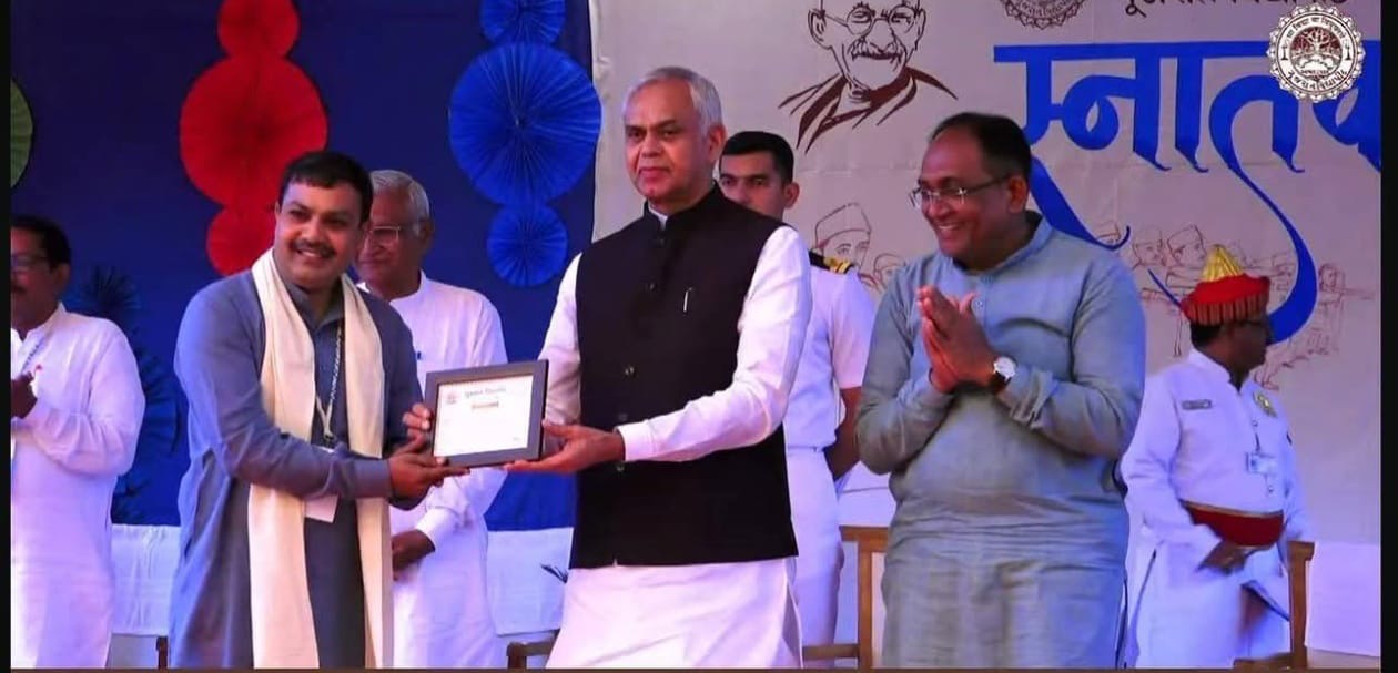 ગુજરાતના રાજ્યપાલ અને વિદ્યાપીઠના કુલાધિપતિ આચાર્ય દેવવ્રતજીના પવિત્ર હસ્તે અલ્પેશ બારોટનું સન્માન કરવામાં આવ્યું.