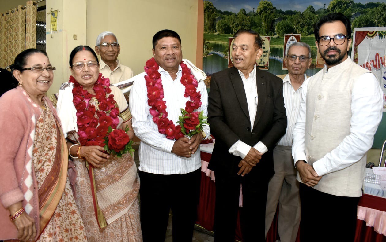 રાજપીપલા દ્વારા નર્મદા રત્ન એવા સાહિત્યકાર અને વિજ્ઞાન લેખક દીપક જગતાપનું શાલ ઓઢાડી, સન્માનપત્ર એનાયત કરી જાહેર સન્માન કરાયું