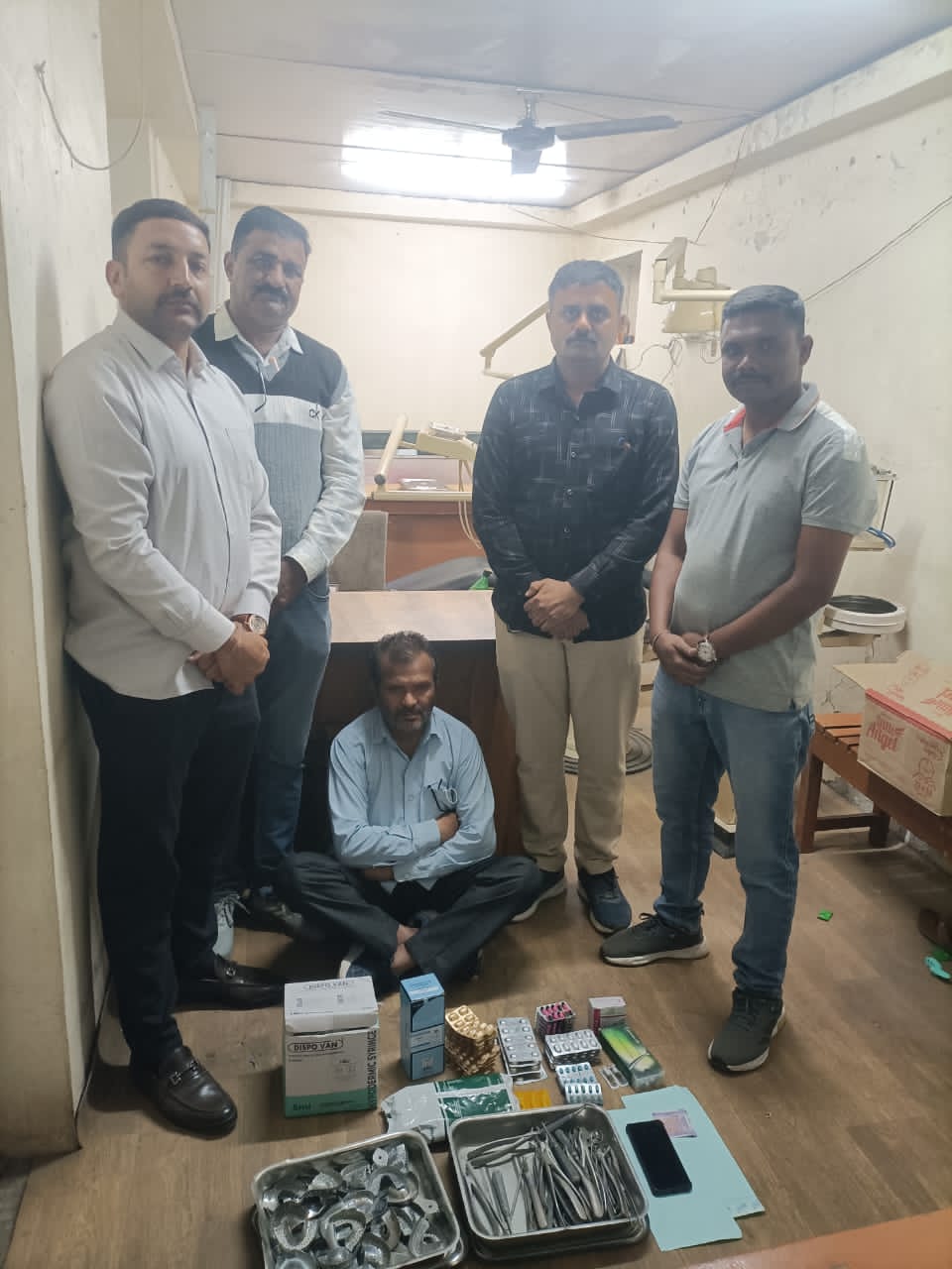 *📍મેટોડા GIDCમાં એસ.ઓ.જી. ત્રાટકી: ડિગ્રી વગર એલોપેથી પ્રેક્ટિસ કરતો બોગસ દાંતનો ડોક્ટર ઝડપાયો*