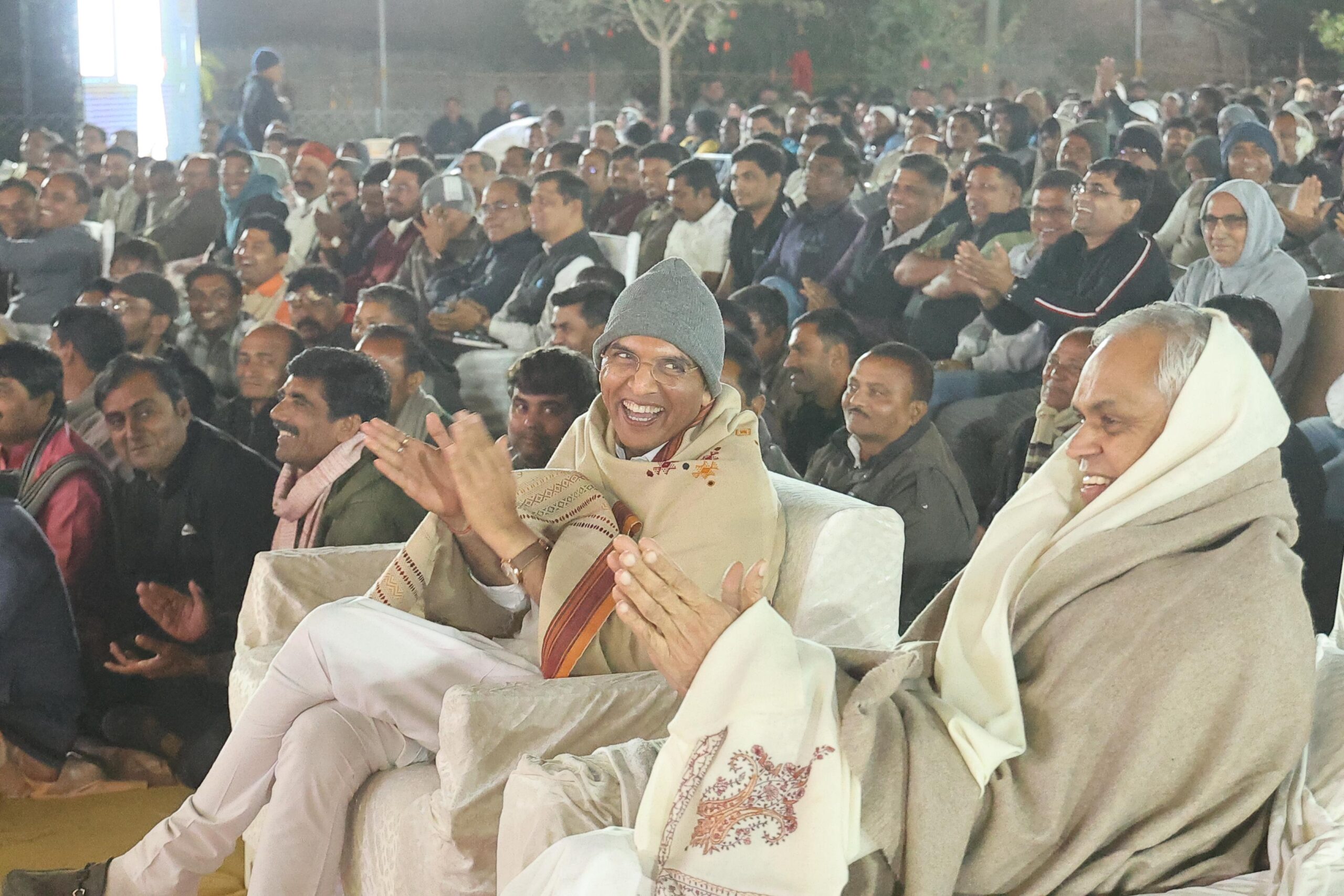 *હણોલ ગામે યોજાયેલા સાંસ્કૃતિક કાર્યક્રમને રસપૂર્વક નિહાળતા રાજ્યપાલ આચાર્ય દેવવ્રત*