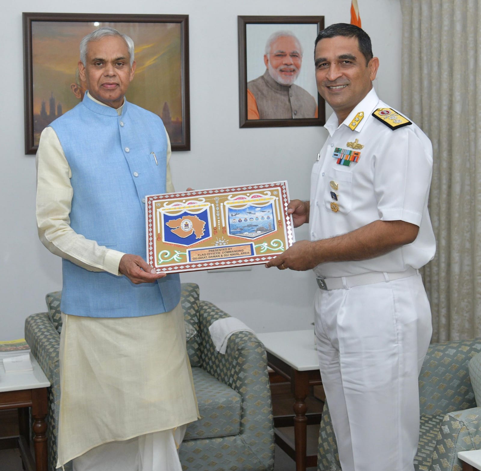 *લોકભવનમાં રાજ્યપાલ આચાર્ય દેવવ્રતજી સાથે શુભેચ્છા મુલાકાત કરતા રિયર એડમિરલ શ્રીતનુ ગુરુ*