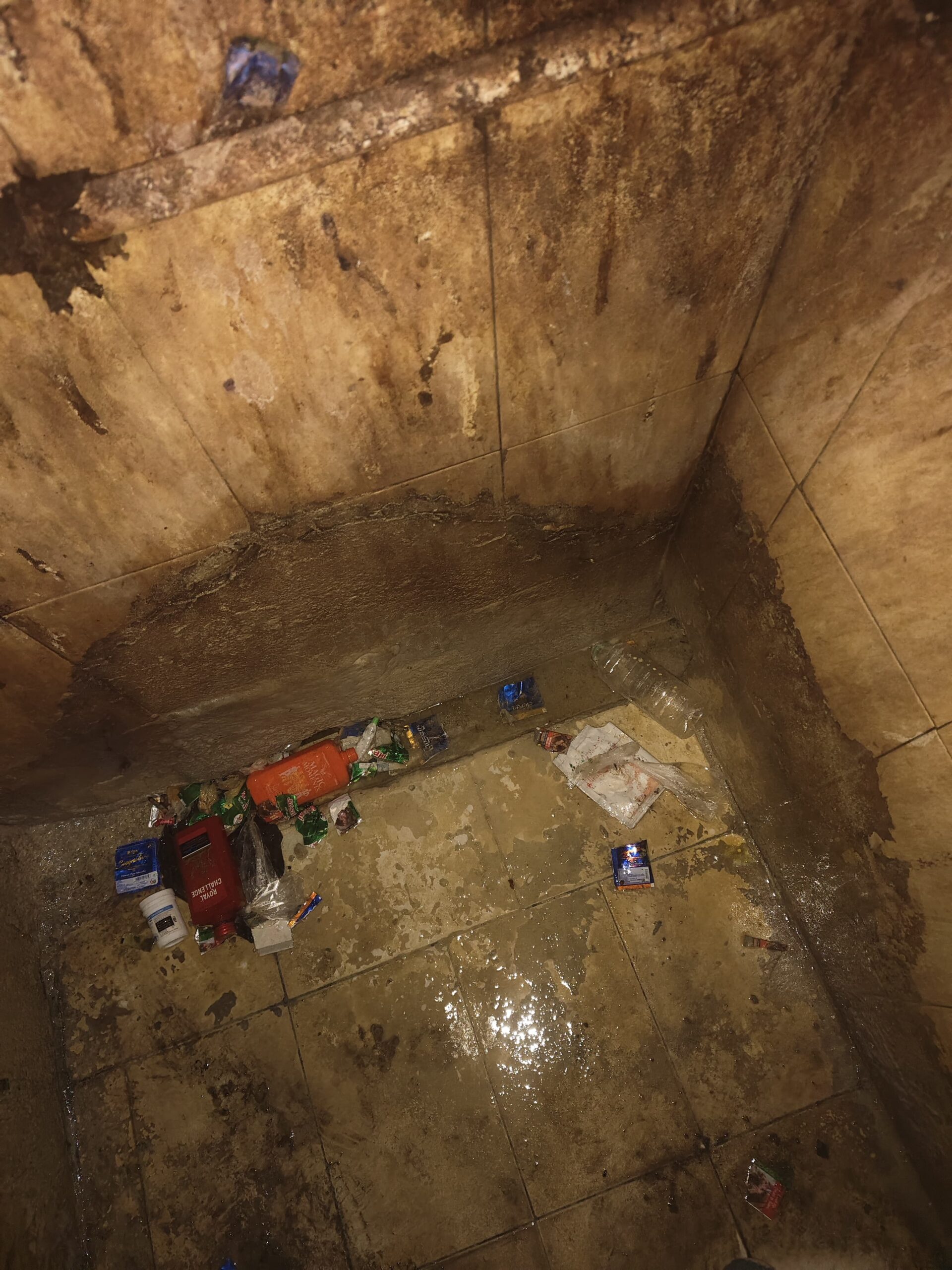 *પાટણ : જાહેર શૌચાલયમાં દારૂની મહેફિલ! પાટણમાં દારૂબંધીના દાવાઓ માત્ર કાગળ પર જ*