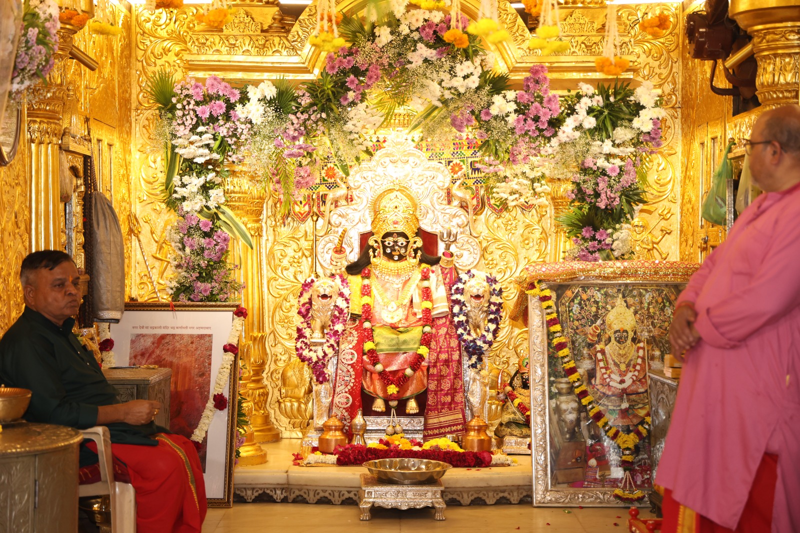 **અમદાવાદના 615માં જન્મદિને વાજતે-ગાજતે નગરદેવી મા ભદ્રકાળીની ધામધૂમથી નગરયાત્રા નીકળી**