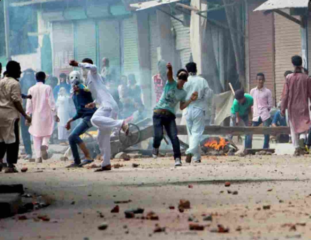 *નેપાળમાં લગ્નનાં વરઘોડા કાઢવા બાબતે બે જૂથો વચ્ચે ભારે બબાલ: પથ્થરમારો અને તંગદિલી*