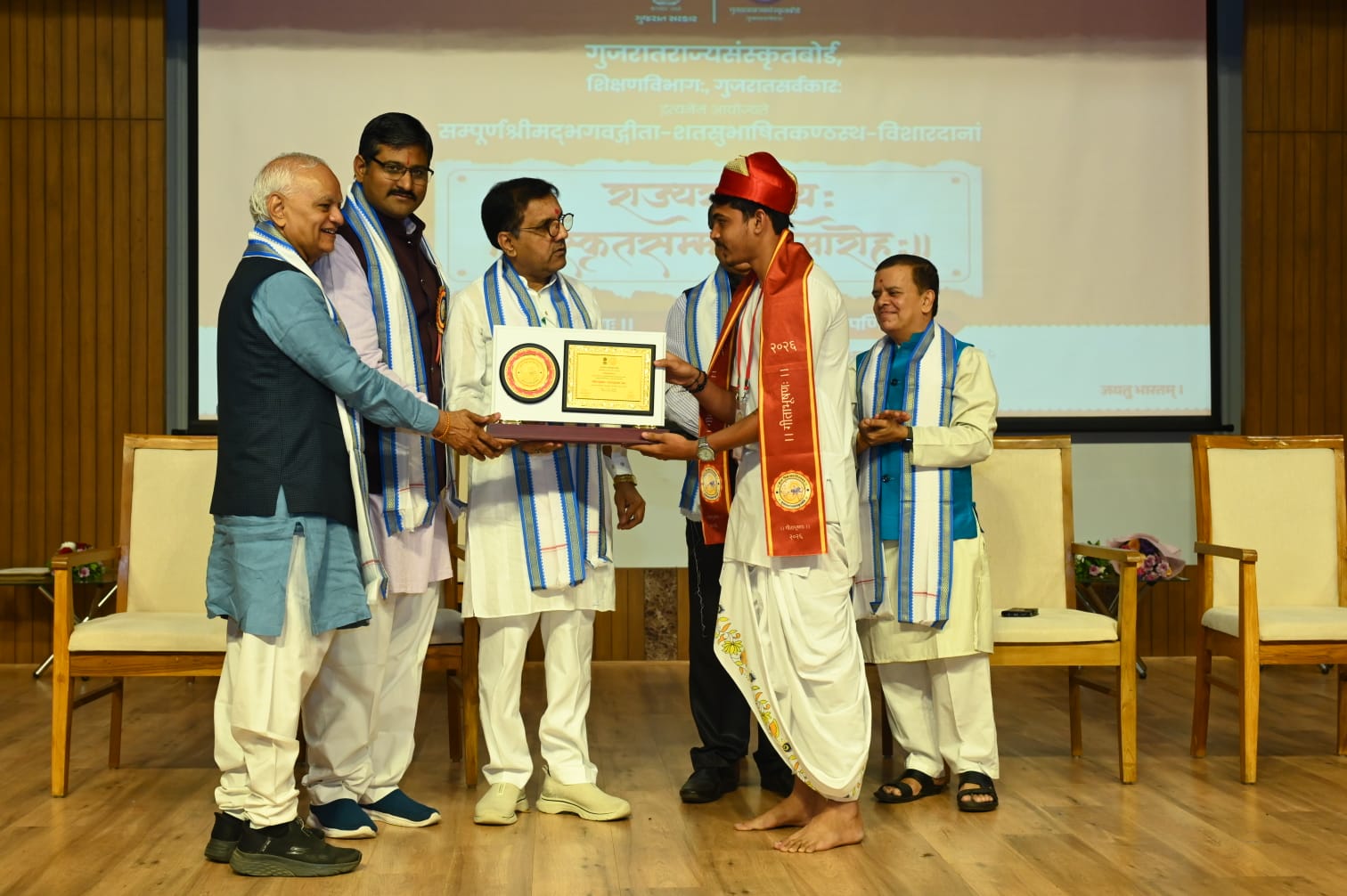 *રાજભવન ગાંધીનગર ખાતે “ગીતાભૂષણ” એવોર્ડથી જીગરભાઈ ભટ્ટ (શ્રી હરિ:)ને કરાયા સન્માનિત*