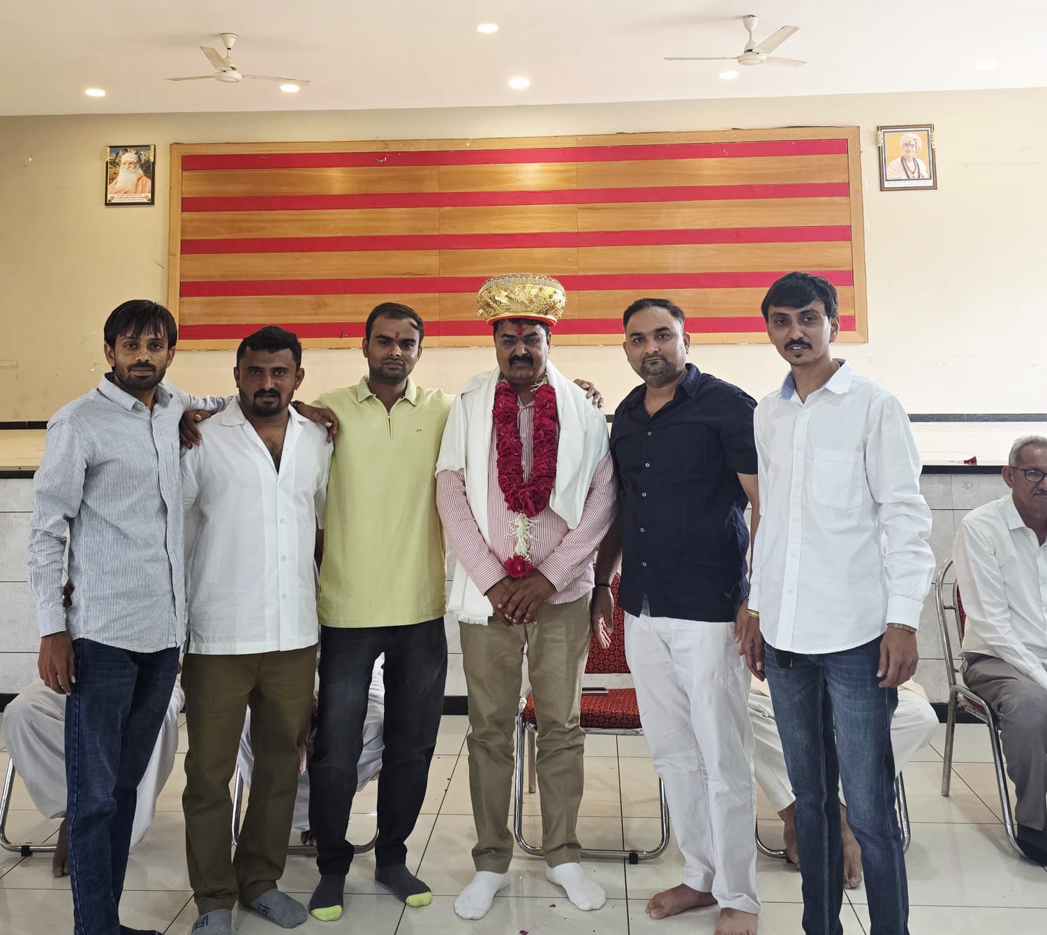 અમદાવાદ ચાંદલોડિયાના ઉમેદવારનું સોનાની પાઘડી પહેરી સન્માન કરવામાં આવ્યું.